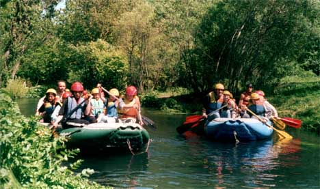 Scolaresca sul fiume
