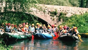 Scolaresca sul fiume