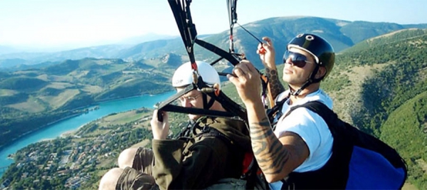 Tandem paragliding